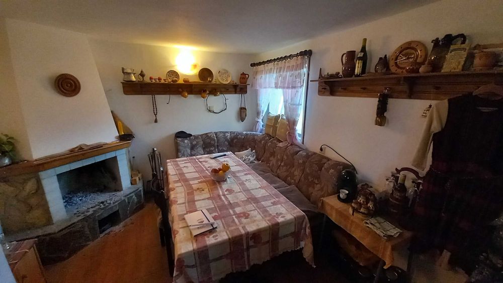 Имот в с. Бабово - 3 къщи с просторен парцел