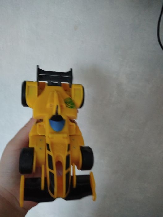 Продаю трансформер Бамблби машину-робота