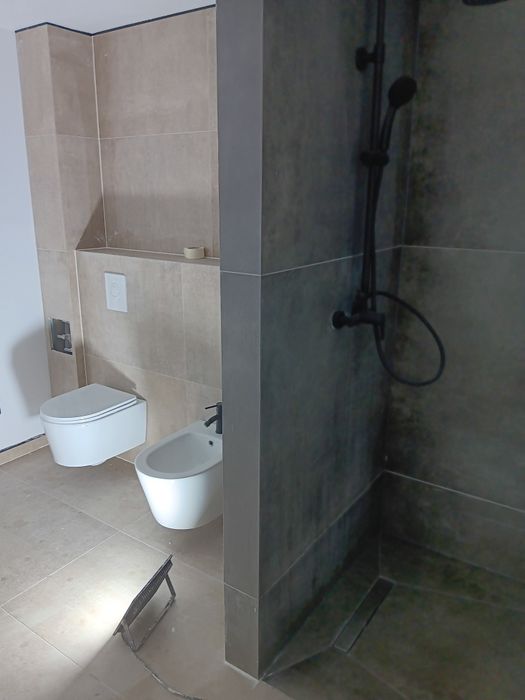 Execut lucrări de faianță și gresie