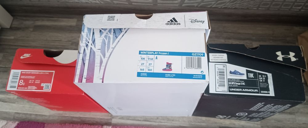 Trei perechi: Adidas Frozen (27), Under Armour Surge 4 (28), Nike (25)
