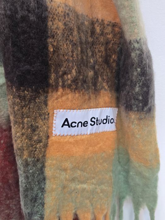 Нов шал Acne studios