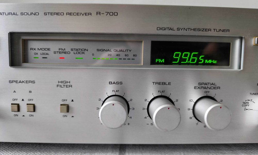 Продавам аудио усилвател Ямаха R700