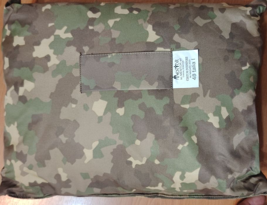 Vând costum protecție ploaie și bocanci militari