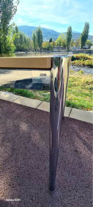 Бюро от марката USM Haller, класическа мебел за офис или дома,