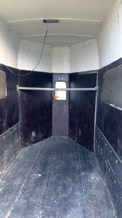 Vand remorca de un cal  jumate