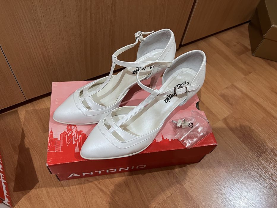 Pantofi Antonio albi