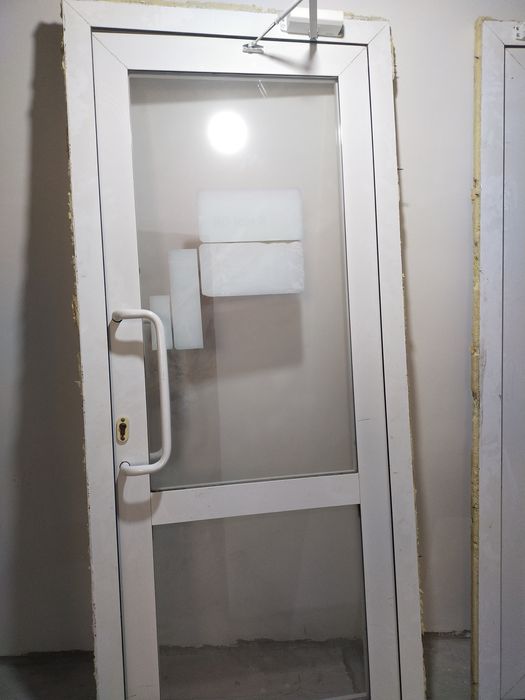 Продается алюминий дверь