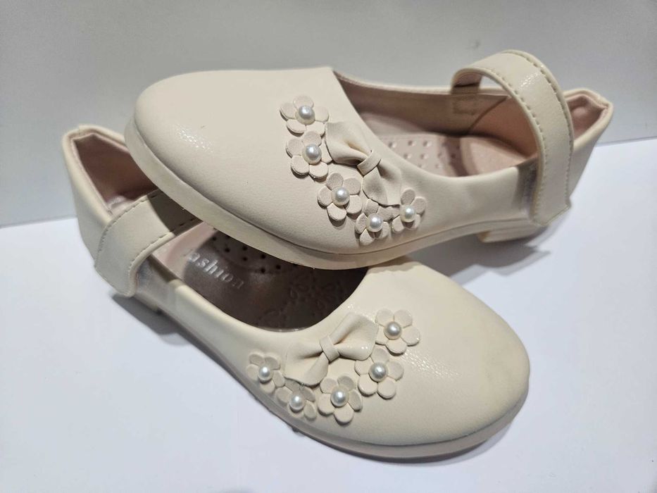 Кремави детски обувки с перлички и цветчета