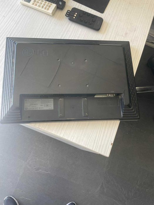 Монитор LG 22 инча без стойка