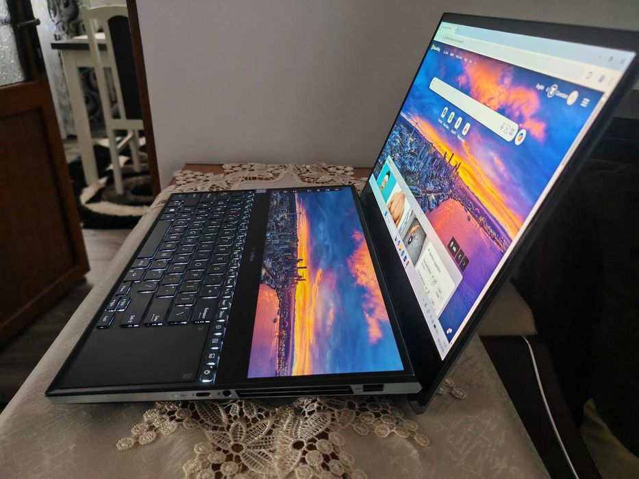 ASUS ZenBook Pro Duo UX581GV-H2004R ,32 Gb ram, SSD 1 tera ,IN CUTIE !