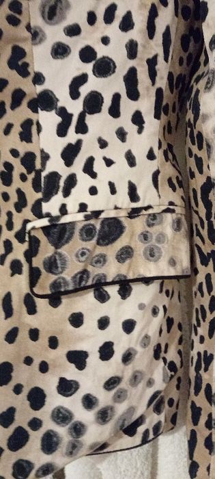 Сако с принт леопард,памук с два джоба,закопчаване с едно копче,отзад