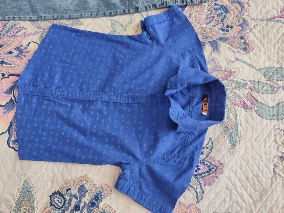 Детская рубашка и джинсовые штаны