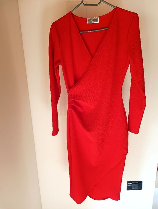 Rochie midi roșie, petrecută, cu mâneci lungi