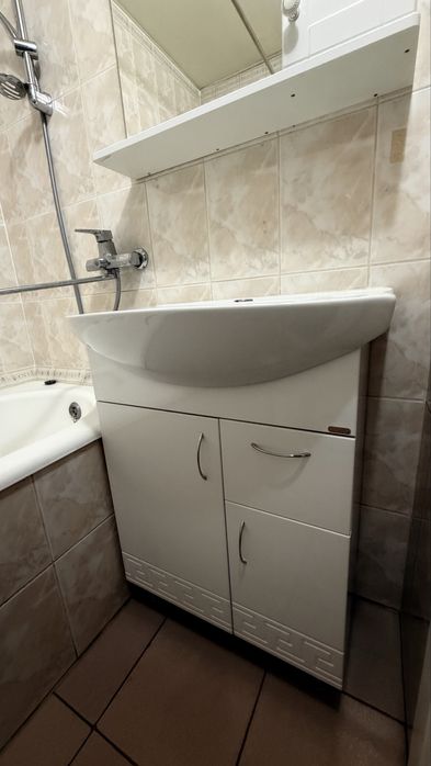 Продается раковина с тумбой и зеркалом