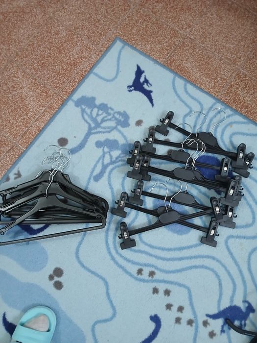 Закачалки за детски дрехи