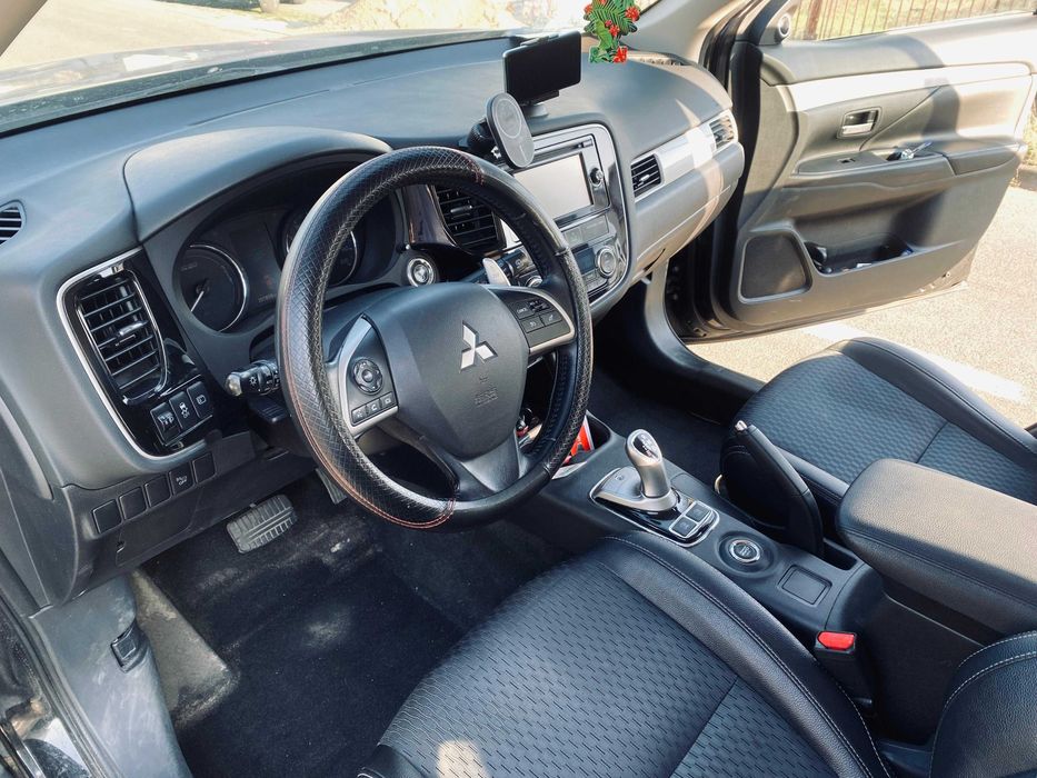 Mitsubishi Outlander PHEV 2014