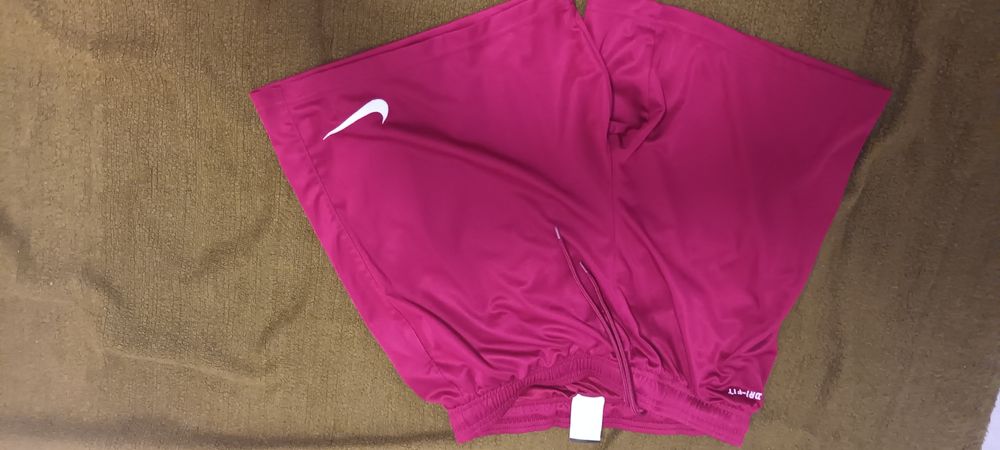 Pantaloni scurți de firmă mărimea M