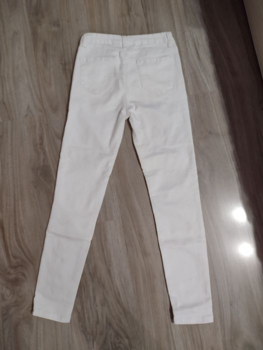 Дамски бели дънки с бродерии