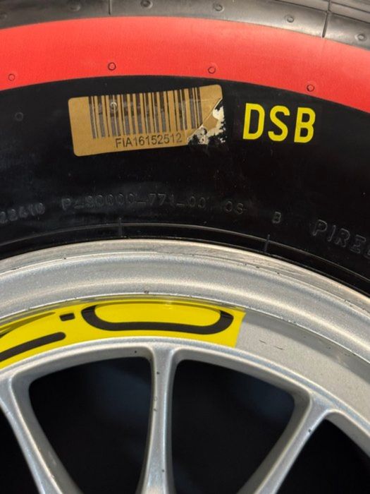 Оригинална Formula 1 гума с джанта – Pirelli & O.Z. Racing