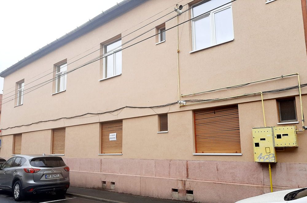 0745-235102. De vânzare apartament la casă str.Ghe.Barițiu, preț 130.000 euro.