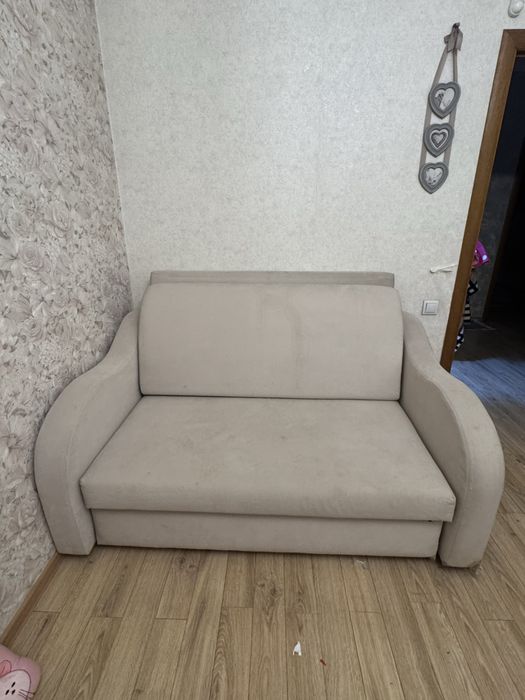 Продам диван,состояние среднее