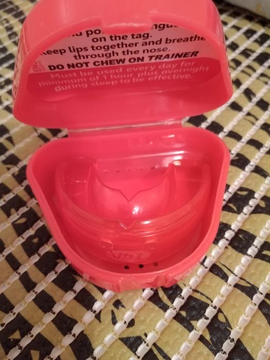 Продам трейнеры красный