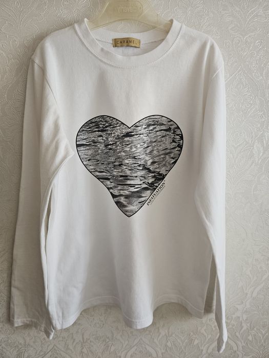 Белый лонгслив с принтом