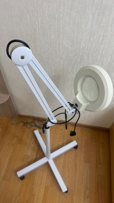 Лампа лупа напольная, косметологическая