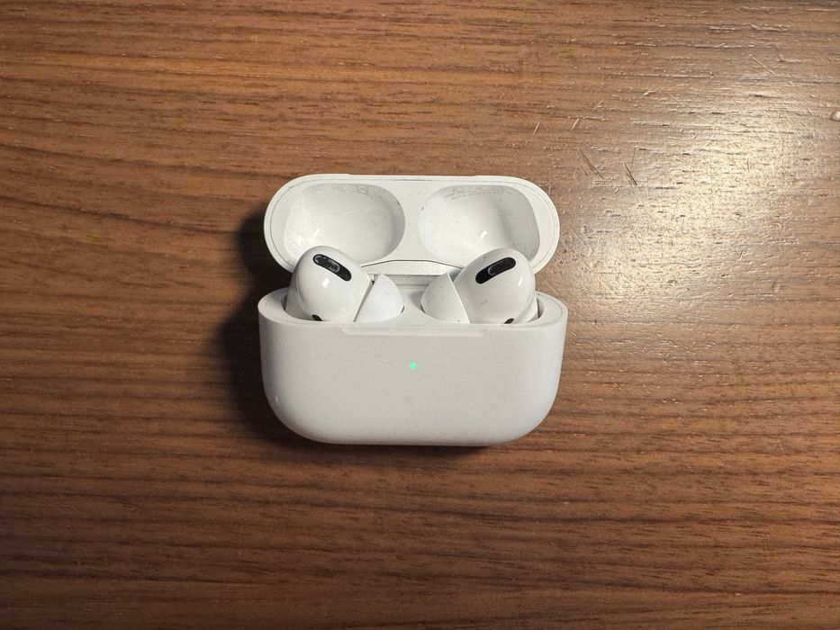 AirPods Pro cu MagSafe Charging Case