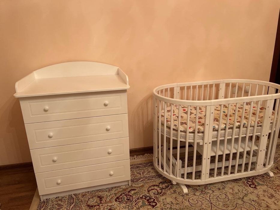 Детская кроватка с пеленальным столом