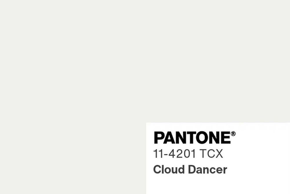 Цвет года Pantone 2026 — Cloud Dancer в салоне краски из Италии .