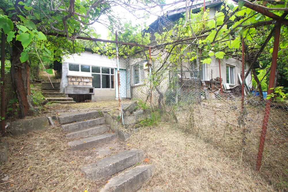Едноетажна, масивна къща с парцел в кв. Смирненски, гр. Габрово