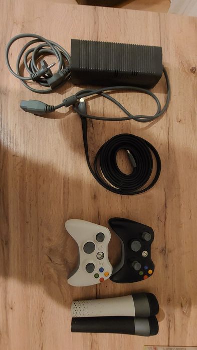 Vând Xbox 360 în stare perfecta cu jocuri