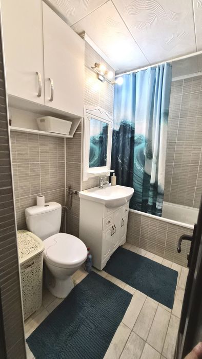 Vand apartament cu 2 camere.