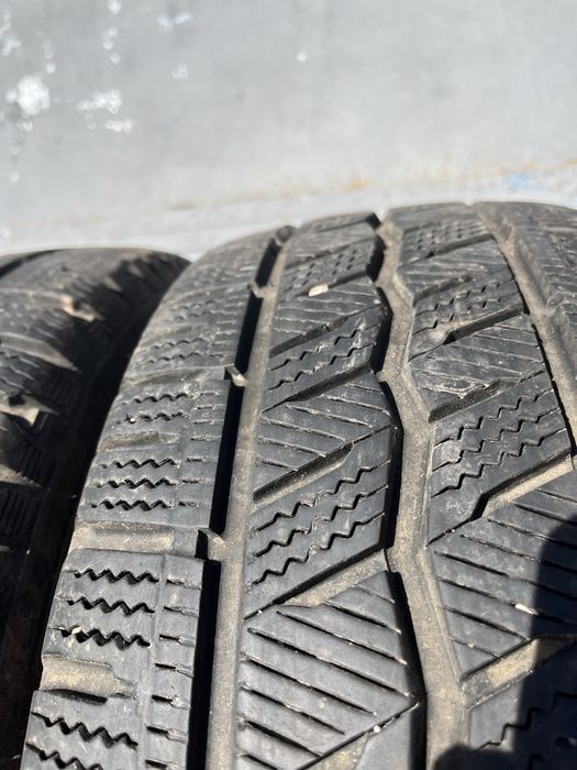 2 бр. зимни гуми за бус 215/65/16C Hankook 6/7 mm DOT 3519/3621