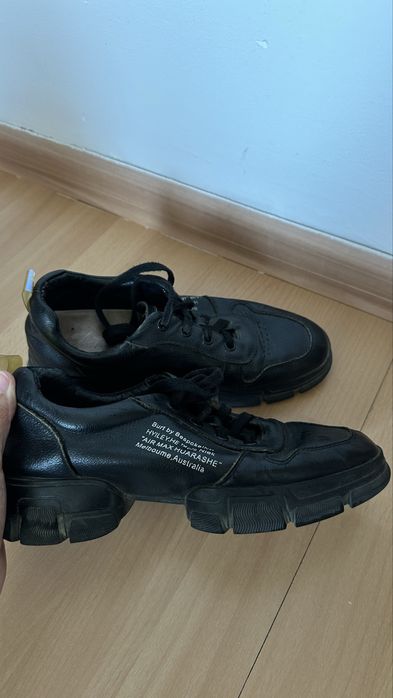 Женская кроссовка