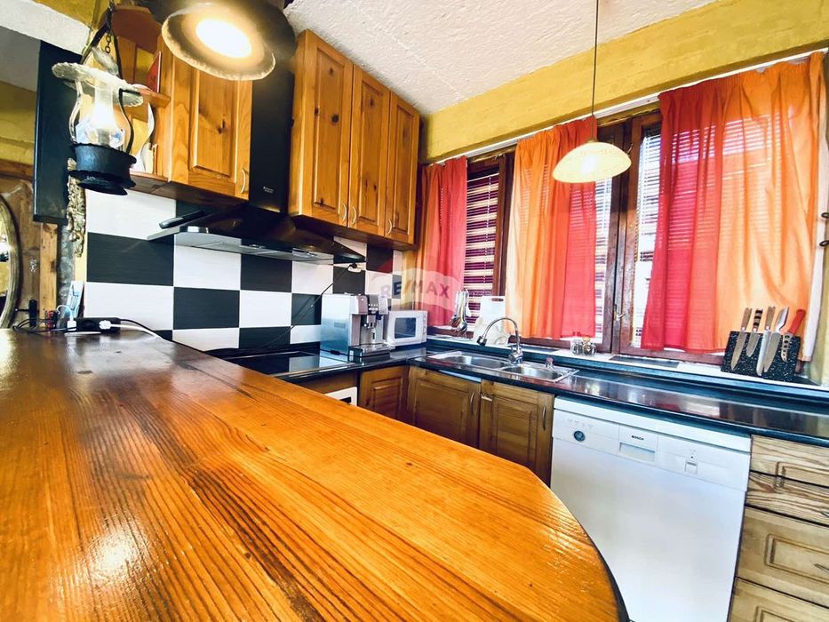 Бизнес имот - къща в артистичен стил, гр.Балчик