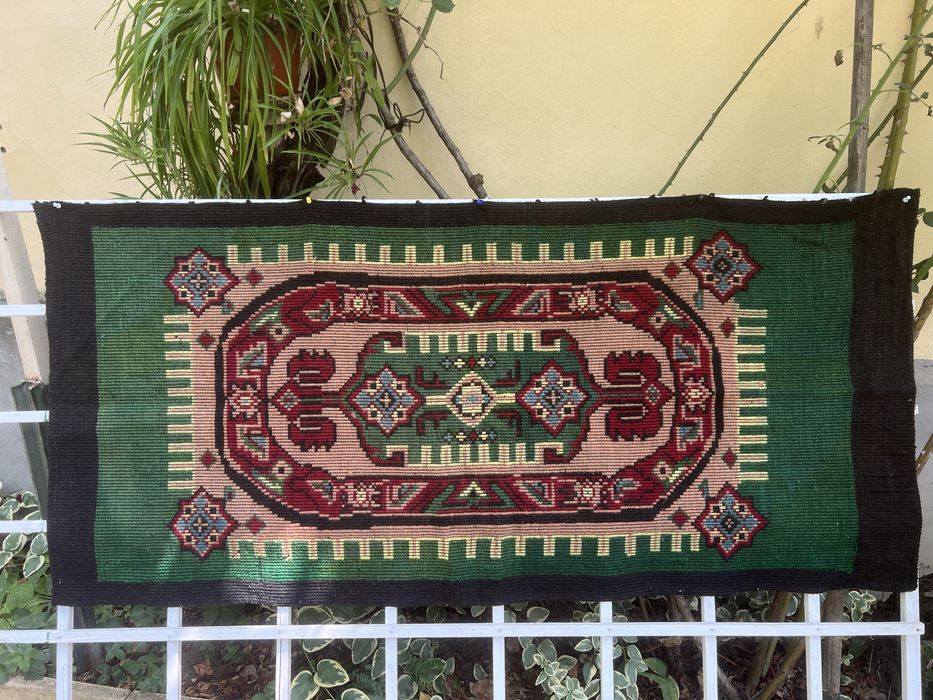 Стари но не използвани тъкани ковьори със наситени цветове за стена.