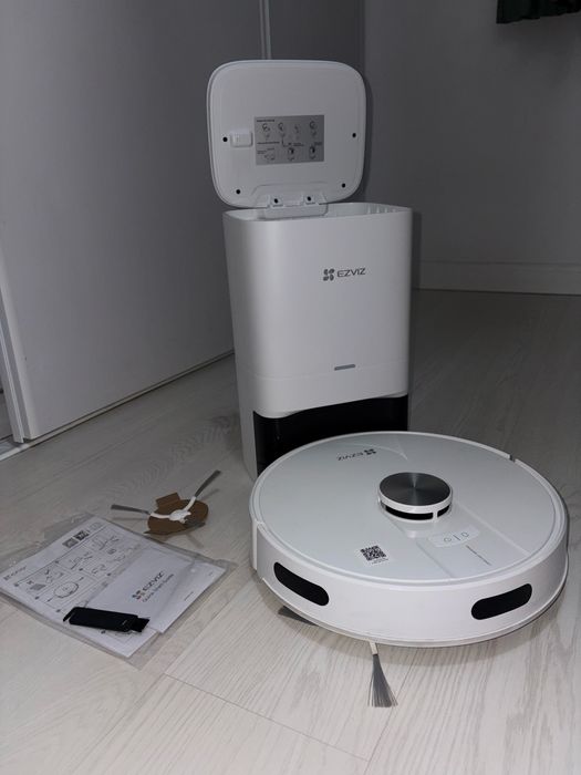 Robot aspirator Ezviz, cu functie de spalare si statie de incarcare