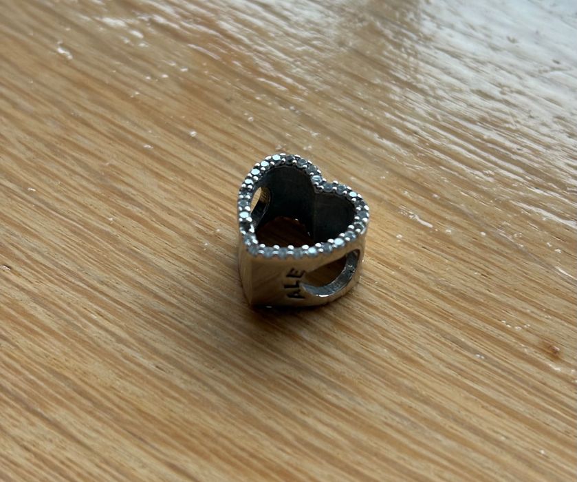 Продавам сребърен талисман за гривна