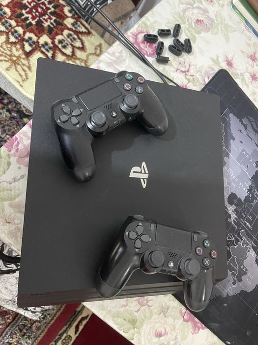 ps 4pro в хорошом состояние с оригинальными 2 джостиками Dualshok