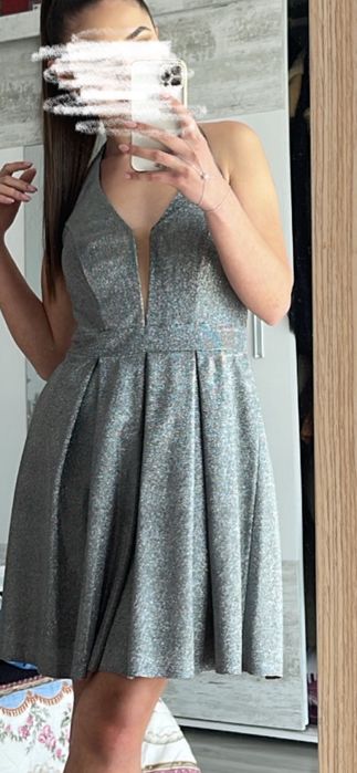 Официална рокля, носена няколко часа