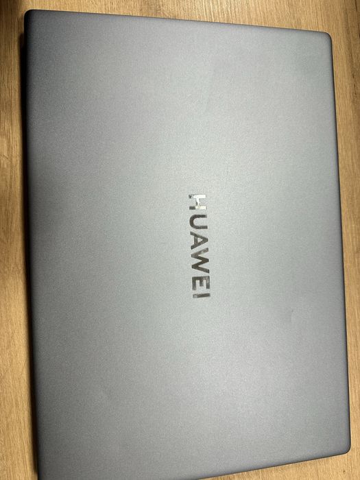 Ноутбук Huawei серо синиго цвета