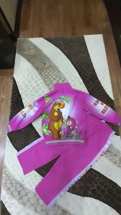 Продам костюмчик для  девочек.