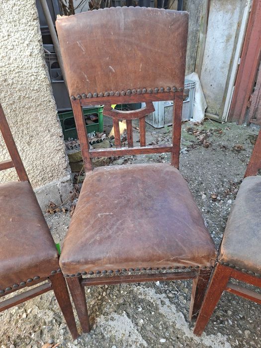 Set scaune vechi din lemn acoperite cu piele