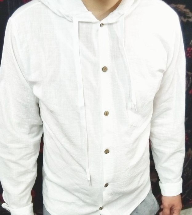 Белая рубашка с капюшоном дышащий леон мотиря