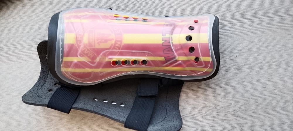 Футбольные перчатки и щитки