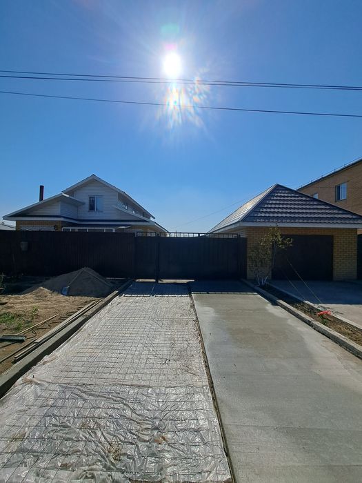 Стяжка, штукатурка, брусчатька.