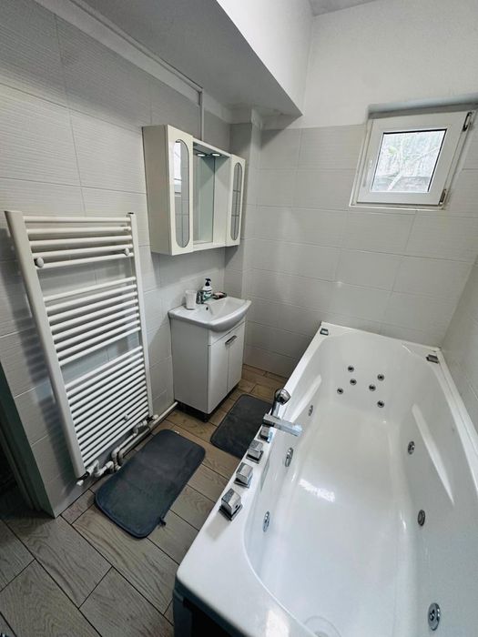 Apartament cu 3 camere in zona ultracentrala. Vedere spre dunare . Situat langa tribunalul Braila