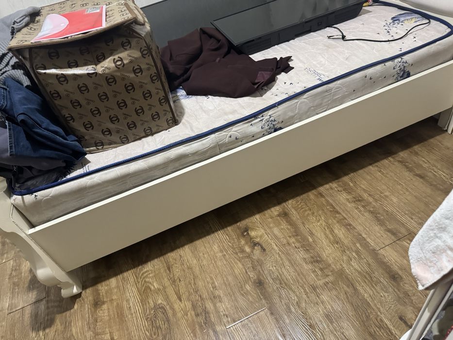 Продам кровать с матрасом